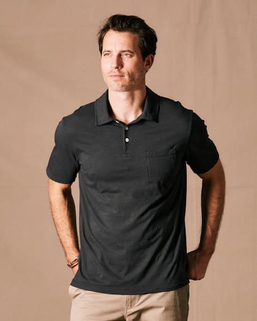 Anthony is 6'2" and wearing a size M