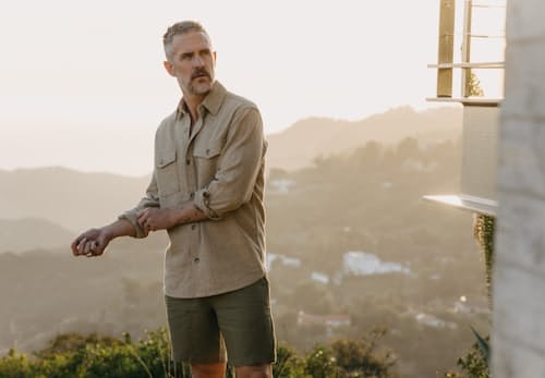 lifestyle image of The Linen Easy Short - 8"
