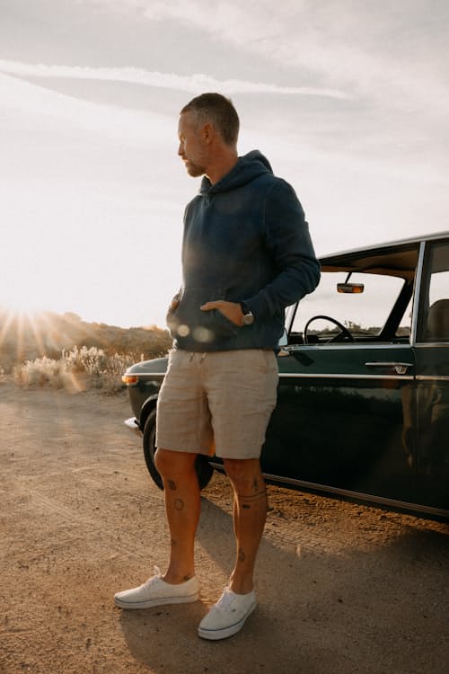 lifestyle image of The Linen Easy Short - 8"