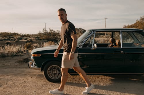 lifestyle image of The Linen Easy Short - 8"