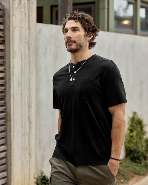 John is 6'0", 170lbs, and wearing a size M