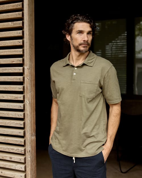 John is 6'0'' and wearing a size M