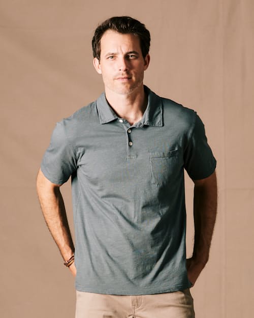 Anthony is 6'2" and wearing a size M