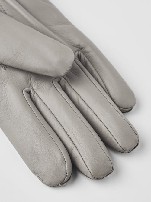 laydown detail image of Women's Sand Glove