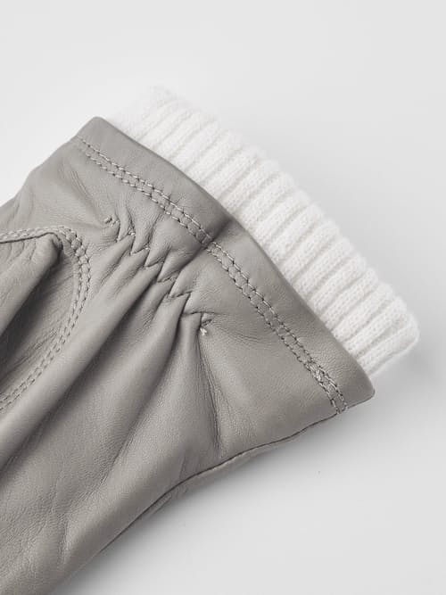 laydown detail image of Women's Sand Glove
