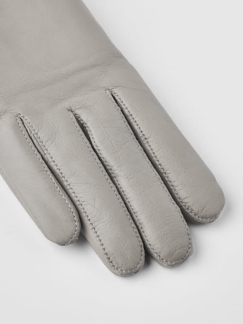 laydown detail image of Women's Sand Glove