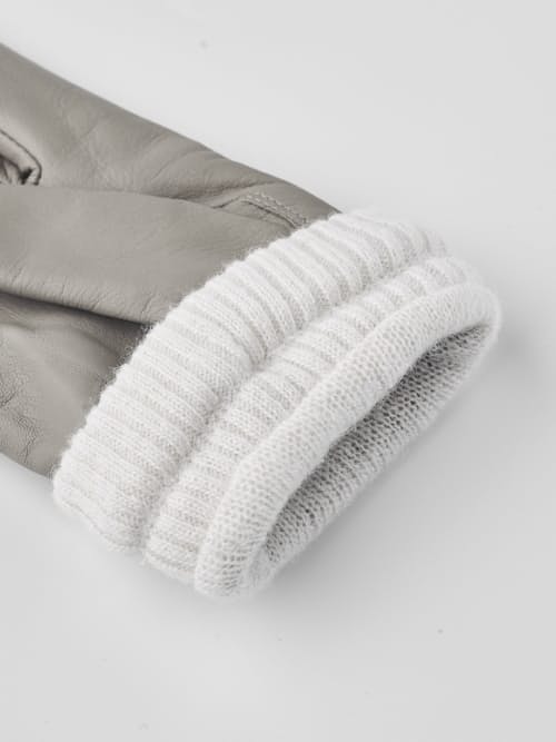 laydown detail image of Women's Sand Glove