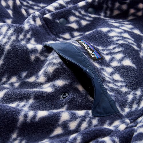 laydown detail image of Lightweight Synchilla Snap Pullover