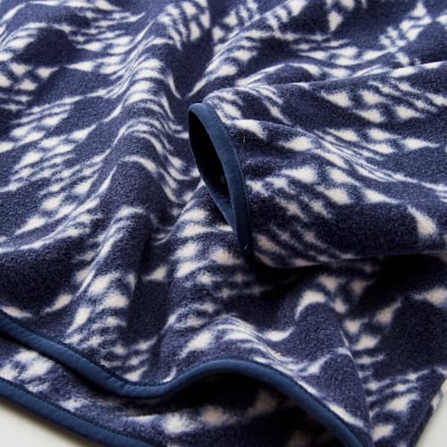 laydown detail image of Lightweight Synchilla Snap Pullover