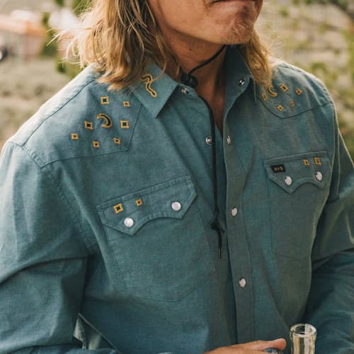 lifestyle image of Crosscut Deluxe Snapshirt