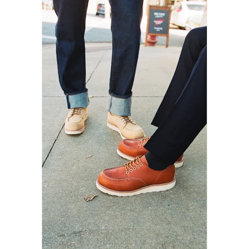 lifestyle image of Shop Moc Oxford