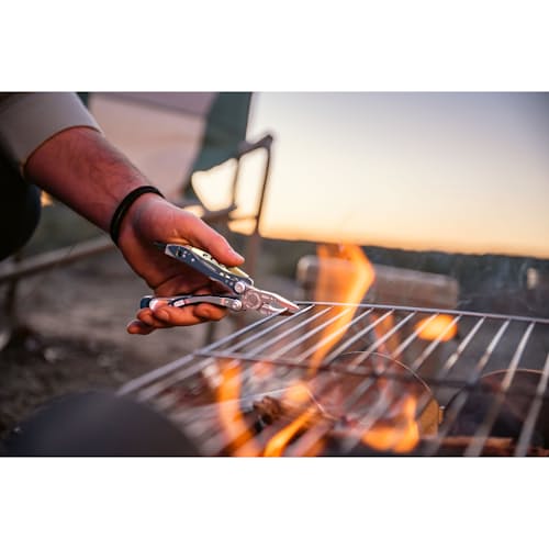lifestyle image of Skeletool CX