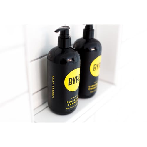 lifestyle image of Purifying Shampoo