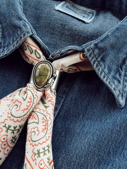 lifestyle image of Women's Bandana Slider
