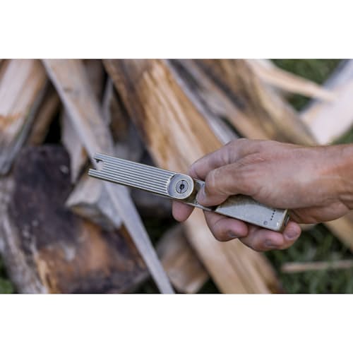 lifestyle image of Pivot Arc Lighter