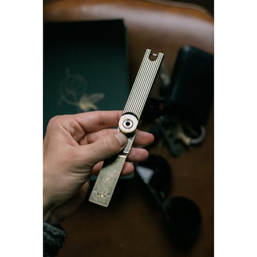 lifestyle image of Pivot Arc Lighter
