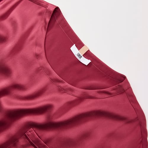 laydown detail image of Women's Washable Silk Piped Tee Short Set