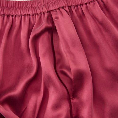 laydown detail image of Women's Washable Silk Piped Tee Short Set