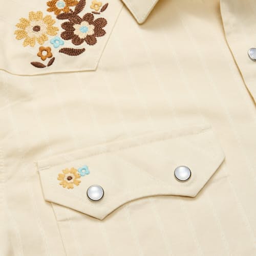 lifestyle image of Crosscut Deluxe Short Sleeve Snapshirt