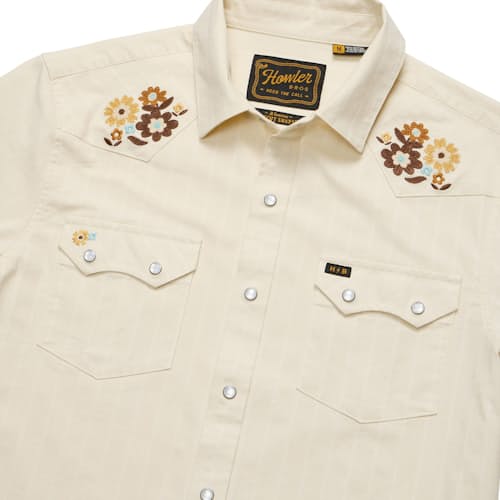 lifestyle image of Crosscut Deluxe Short Sleeve Snapshirt
