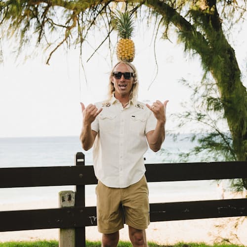 lifestyle image of Crosscut Deluxe Short Sleeve Snapshirt