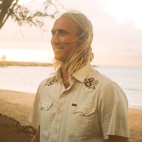 lifestyle image of Crosscut Deluxe Short Sleeve Snapshirt