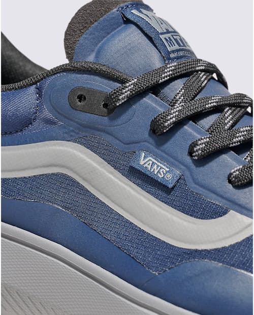 laydown detail image of MTE Crosspath Trail Sneaker