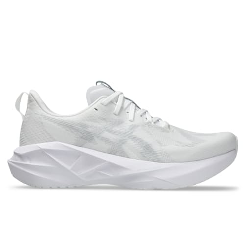 laydown image of Novablast 5 Running Sneaker