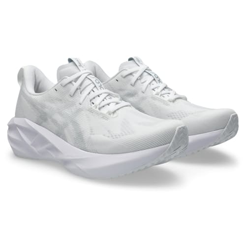 laydown image of Novablast 5 Running Sneaker