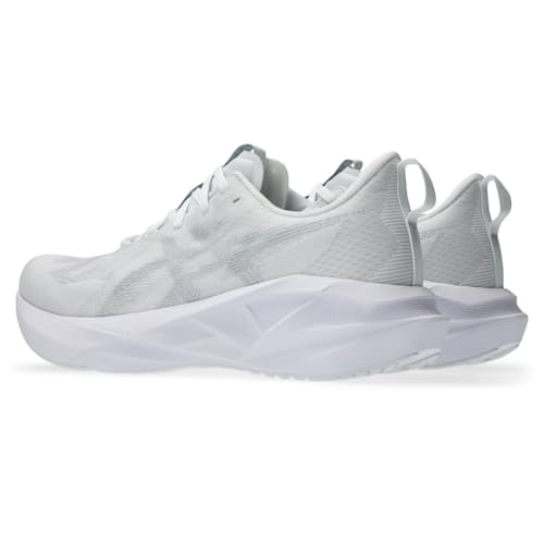 laydown image of Novablast 5 Running Sneaker