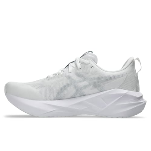 laydown image of Novablast 5 Running Sneaker