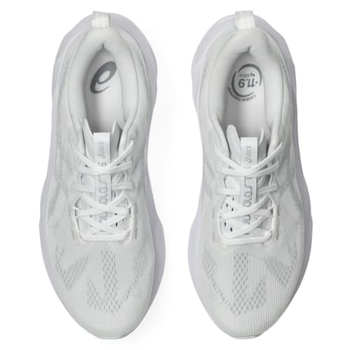 laydown image of Novablast 5 Running Sneaker