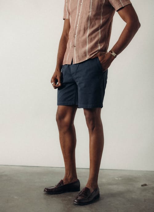 on model image of The Apres Short - 7"