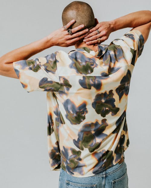 lifestyle image of Didcot Blur Floral Short Sleeve Shirt