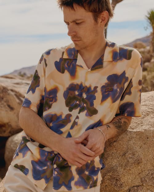 lifestyle image of Didcot Blur Floral Short Sleeve Shirt