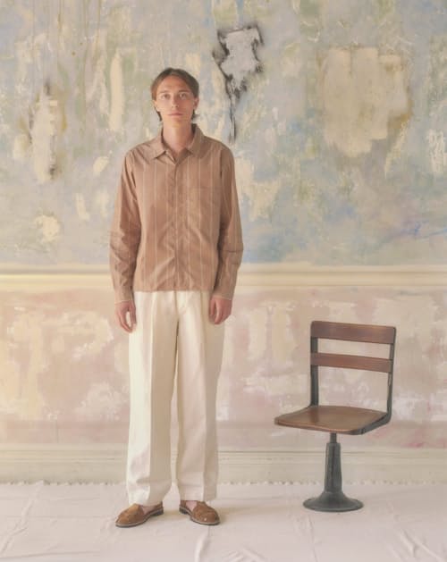 lifestyle image of Park Cotton Linen Pleated Pant