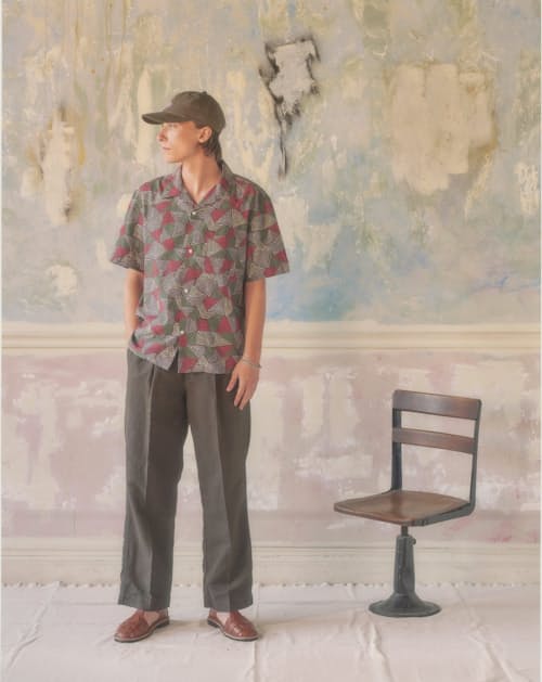 lifestyle image of Park Cotton Linen Pleated Pant