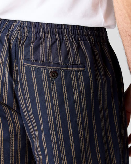 on model image of Cotton Linen Drawstring Short - 7"