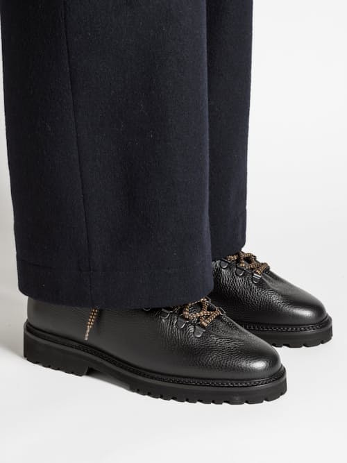on model image of Rasmus Lug Bold Low Hiker
