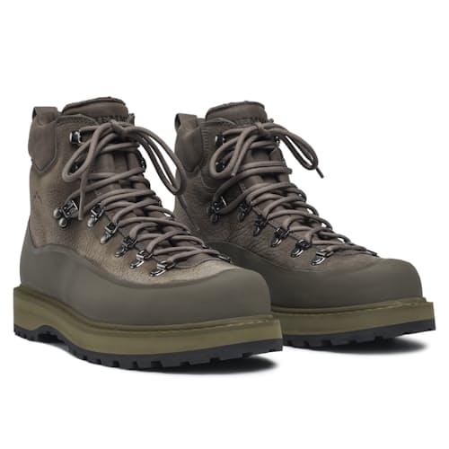 lifestyle image of Roccia Vet Gomma Hiking Boot