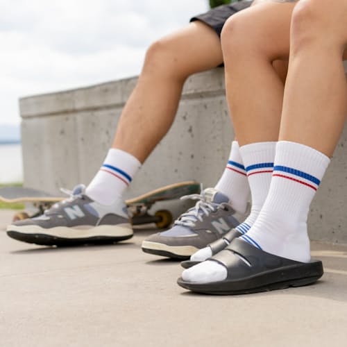lifestyle image of Men's Element Micro Crew Lightweight Running Socks