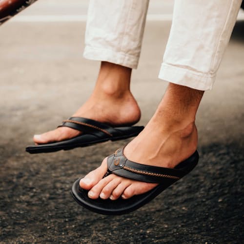 lifestyle image of Mea Ola Sandal