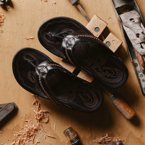 lifestyle image of Mea Ola Sandal
