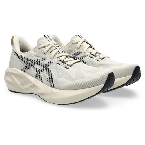 laydown image of Novablast 5 Running Sneaker