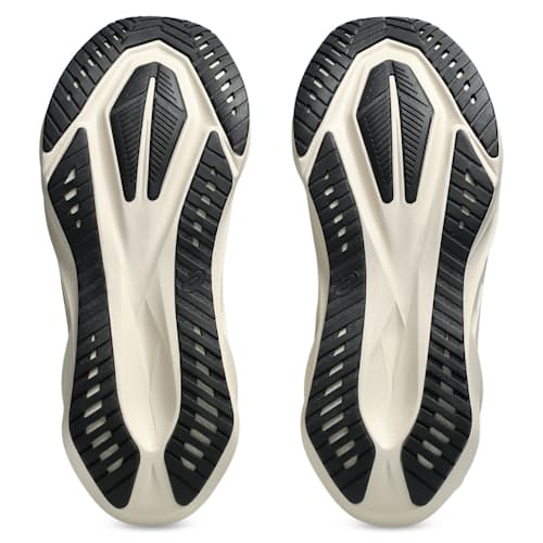 laydown image of Novablast 5 Running Sneaker