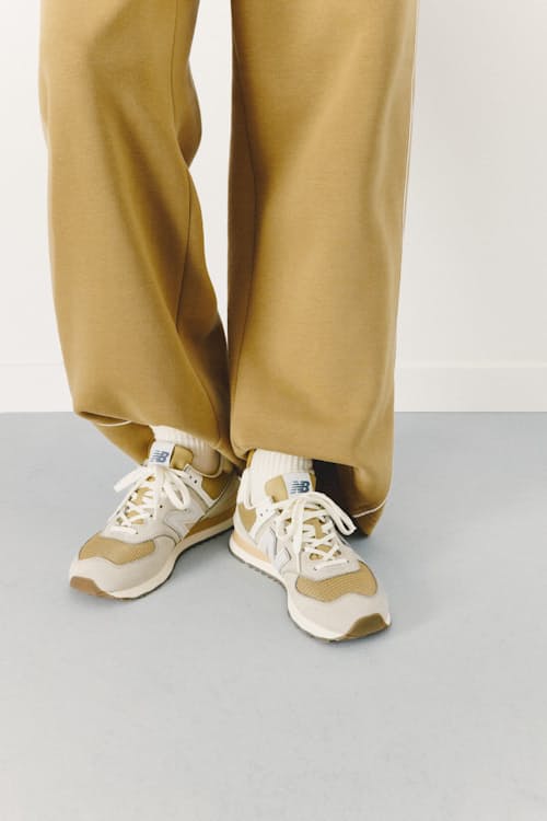 on model image of 574 Trainer Sneaker