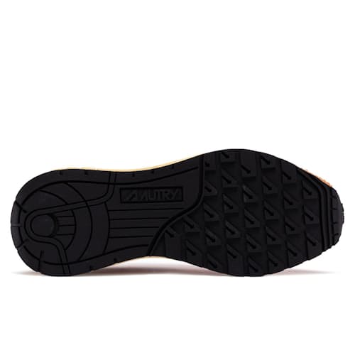 laydown image of Reelwind Sneaker