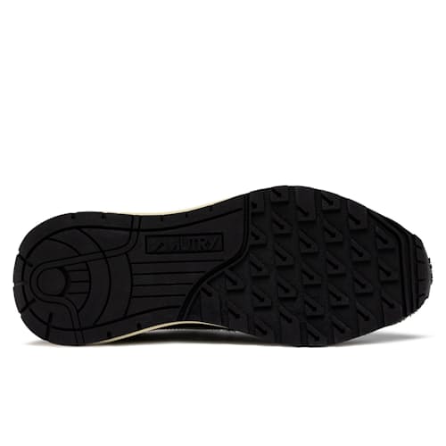laydown image of Reelwind Sneaker