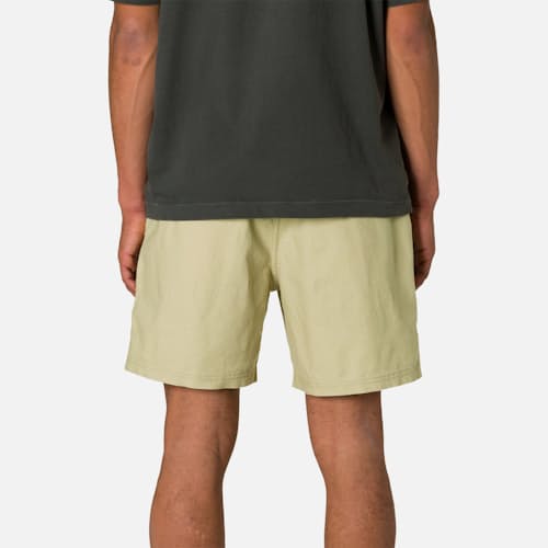 on model image of Isaiah Cotton Linen Local Short - 7"