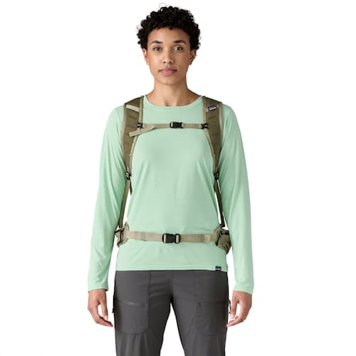 on model image of Terravia Pack 28L